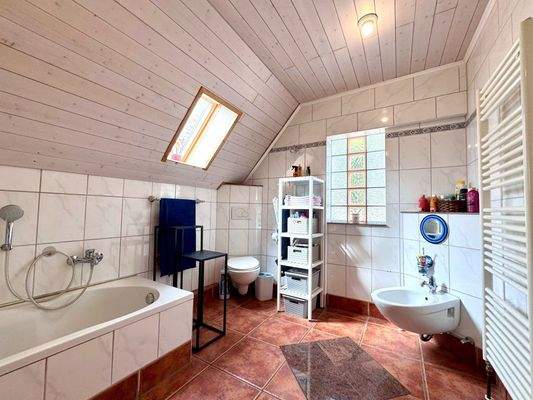 Großzügiges Bad mit Wanne, WC, Bidet und Handtuchheizkörper (DG)