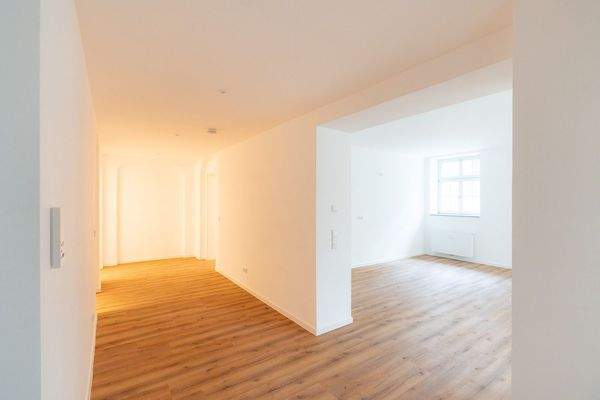 Heller Flur und Wohnbereich