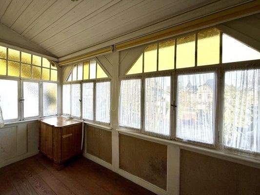 Veranda mit originalen Fenstern im Obergeschoss