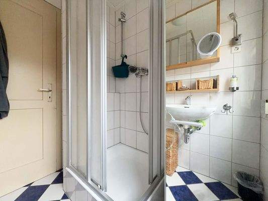 OG Bad: Kompakte Dusche mit funktionaler Ausstattung