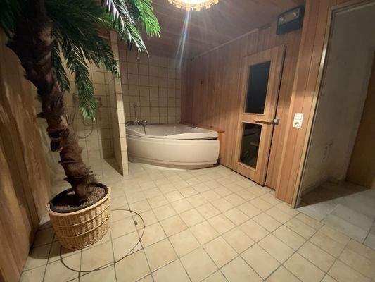 Sauna und Bad im Keller