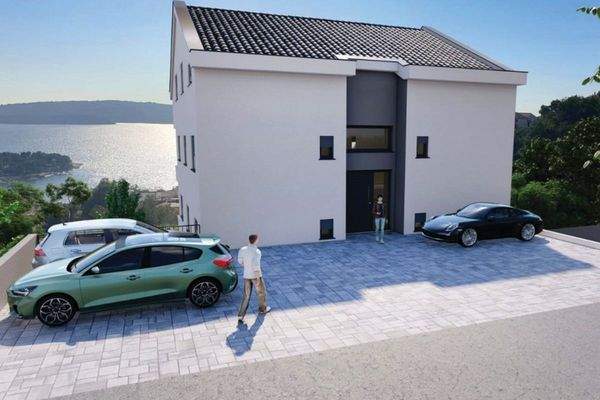 Mehrere gepflegte Parkmöglichkeiten direkt vor dem Wohnhaus