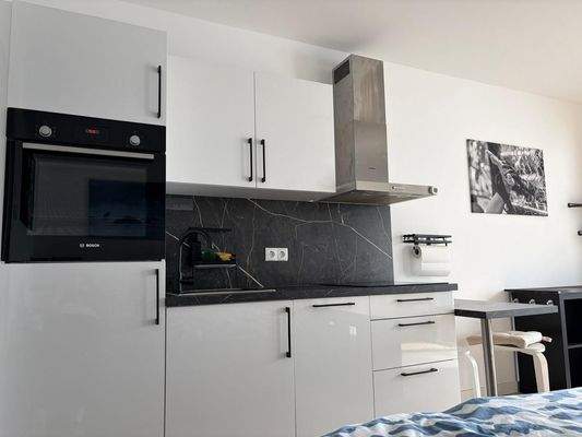 Moderne Küche mit Ausstattung