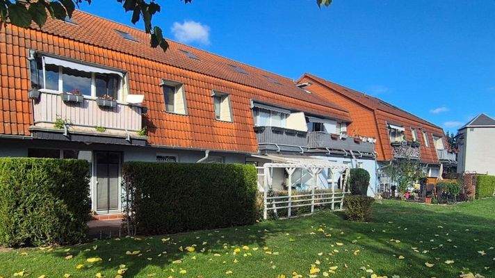 Rückseite mit begrüntem Grundstück