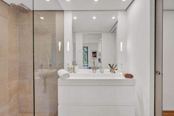 Suite bathroom in 2nd master bedroom in apartment in Portals Nous