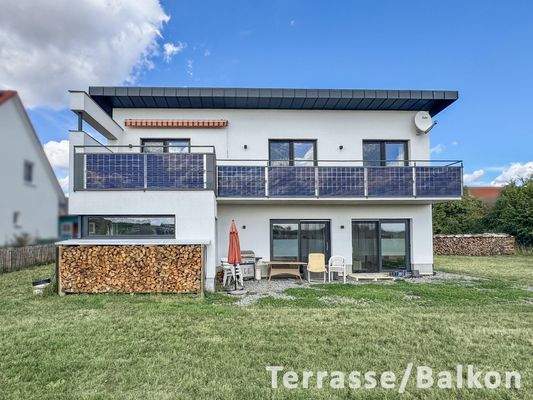 Hausansicht mit Terrasse und Balkon