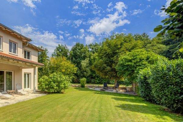 Südgarten mit viel Platz zum chillen und spielen