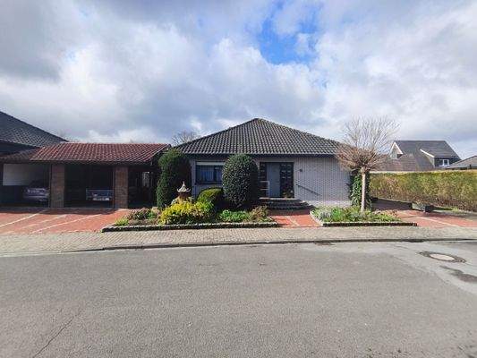 Hausansicht mit 2/3 Carport