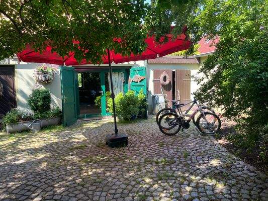 Blick vom Tor zum Landhaus