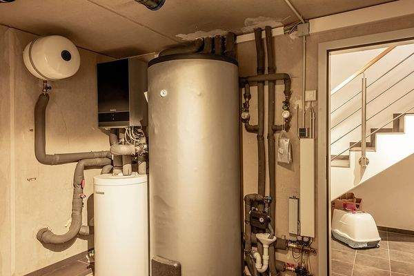 Keller Blick auf die Heizungsanlage.jpg