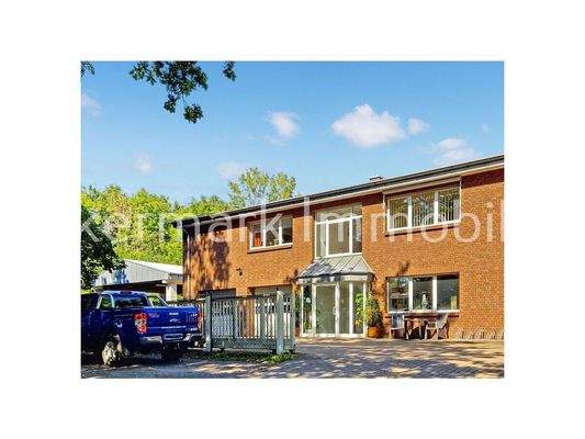 aussenansicht-mit-eingangsbereich