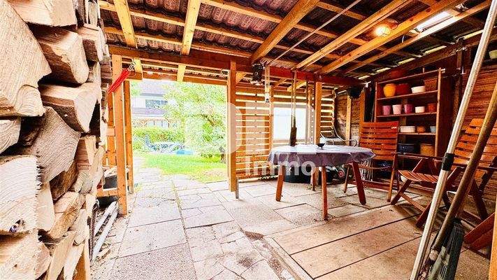 Überdachter Freisitz / Holzlager / Zugang Garten