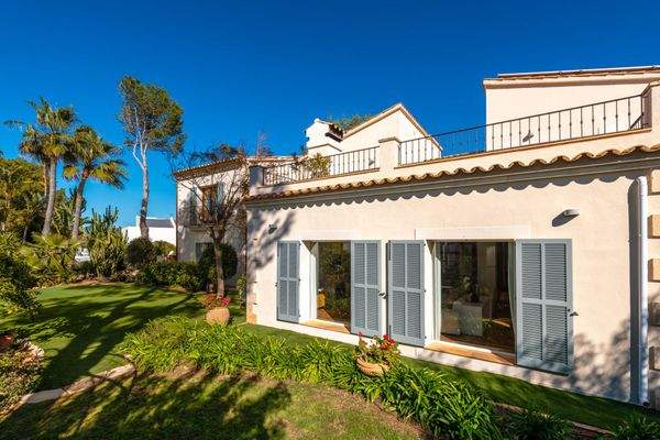 Blick aus dem Garten ins Wohnzimmer 