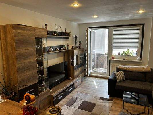 Wohnzimmer mit zugang auf den Balkon