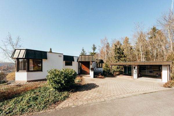 22 Außenansicht Einfahrt mit Garage & Carport