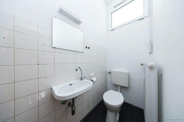 WC im rückwärtigen Bereich