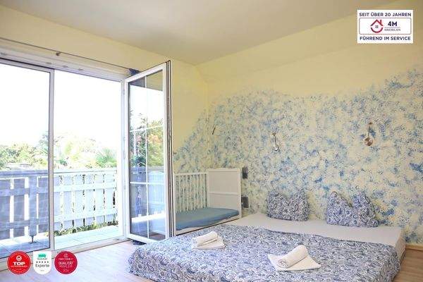 Schlafzimmer mit Balkon und Garderobe