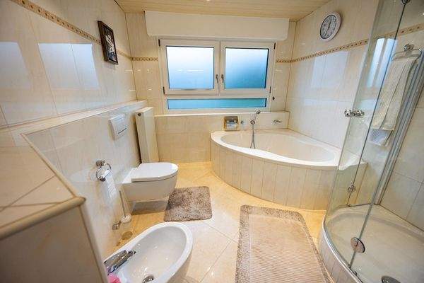 EG: Luxus-Bad mit Eckbadewanne