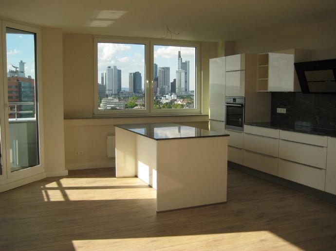 TRAUMHAFTER SKYLINEBLICK!! Moderne, helle 4-ZKBB mit Top-Ausstattung in FFM-Sachsenhausen