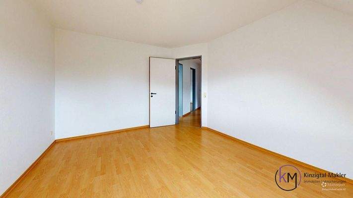 ... genügend Platz für Schrank und Bett