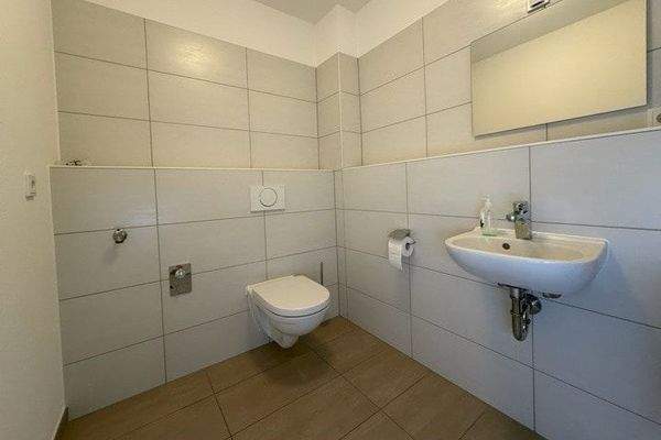 Gäste-WC mit Waschmaschinenanschluss