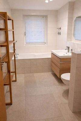 Teilrenoviertes Badezimmer