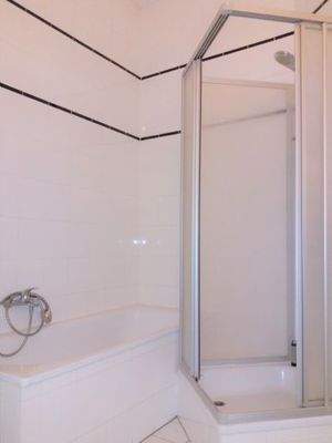Badewanne und Dusche