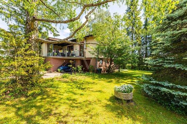 Vorder-/Seitenansicht Haus vom Garten