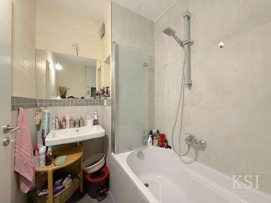 2. OG rechts - Badezimmer A1