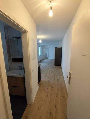 Flur mit Badezimmerblick