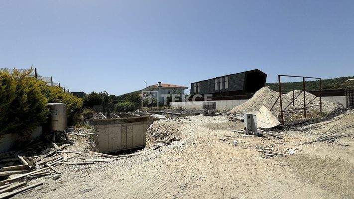 House with a Garden and a Pool Close to the Sea in İzmir Çeşme