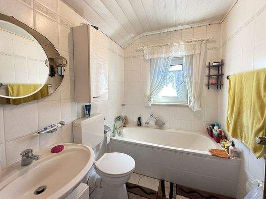 Tageslichtbad mit Dusche im 1. Obergeschoss