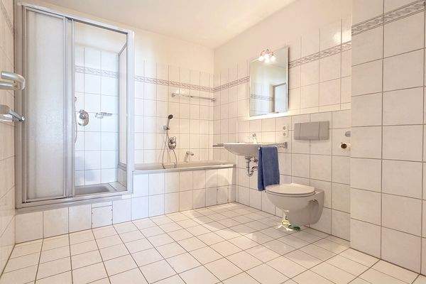 Das geräumige Bad bietet alles bis hin zum Waschmaschinenanschluss ...