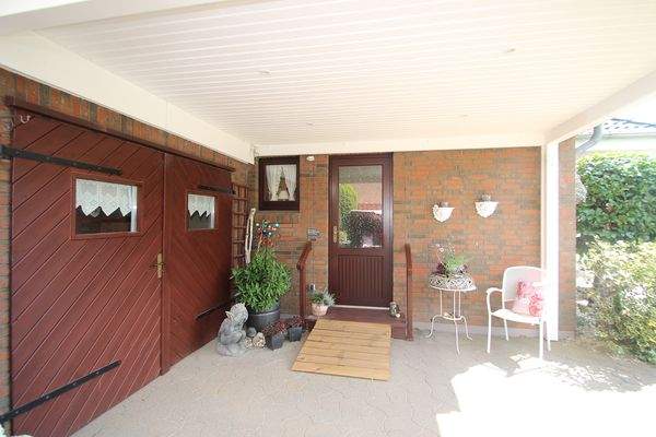 Der überdachte Nebeneingang