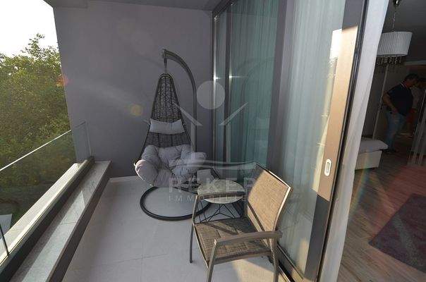 Glücksgefühle beginnen auf dem Balkon