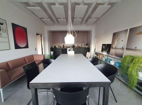 Meetingraum mit Küchenzeile