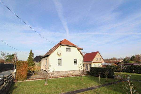 Hausansicht mit Garten