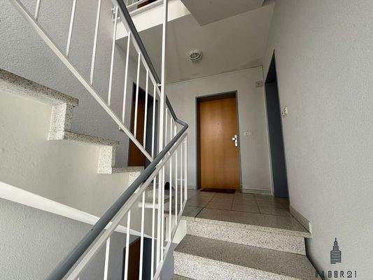 Treppenhaus_Wohnungstür