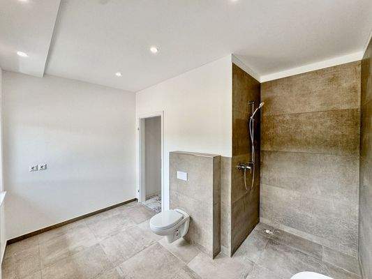 OG: große begehbare Dusche 