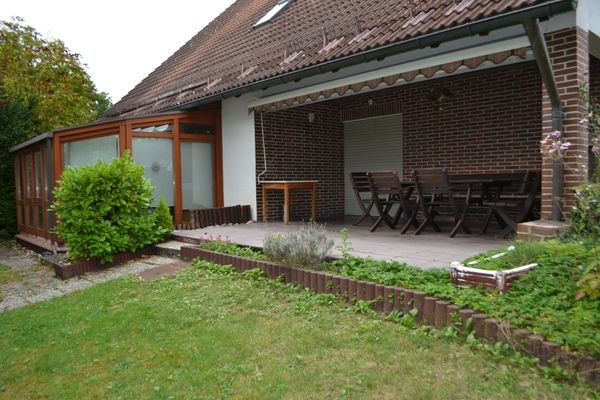 Blick auf Terrasse und Wintergarten