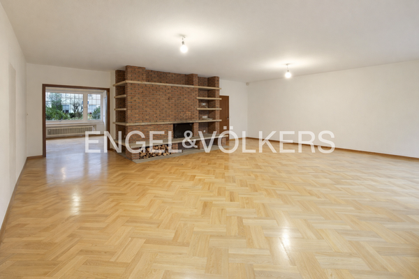 Großzügiger Wohn- und Essbereich mit Kamin