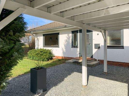 2. Carport mit Blick zum Hauseingang.jpg