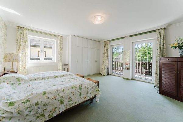 Das großzügige Schlafzimmer mit direktem Balkonzugang