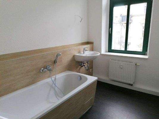 Bad 1 mit Wanne, Dusche, Fenster 