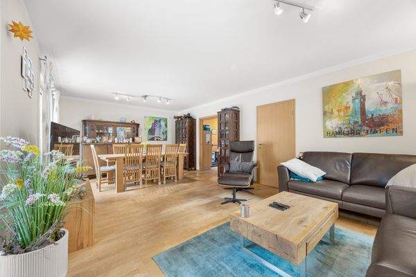 großes Wohn-/Esszimmer