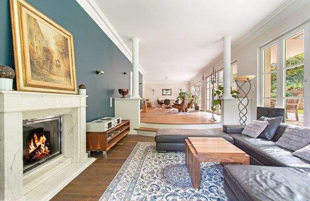 Großzügiger Wohn- und Essbereich mit stilvollem Am