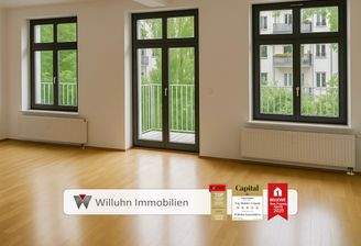 Offener Wohnbereich mit Balkonzugang