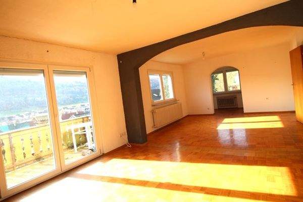 sonnenbeschienes Wohn-Esszimmer