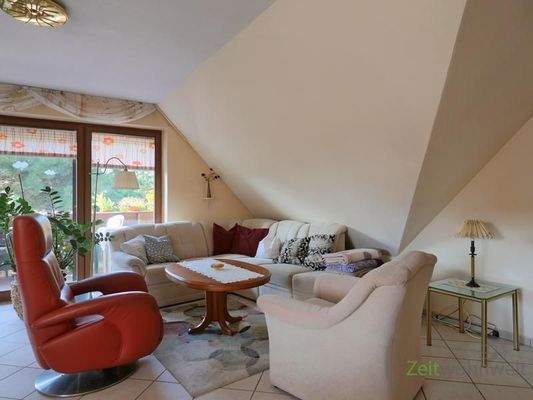 große Sitzecke vor dem Balkon