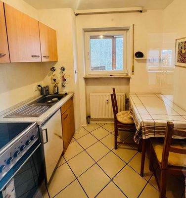 Küche mit EBK und Sitzbereich (zugehörig zur 2-Zi-Whg)